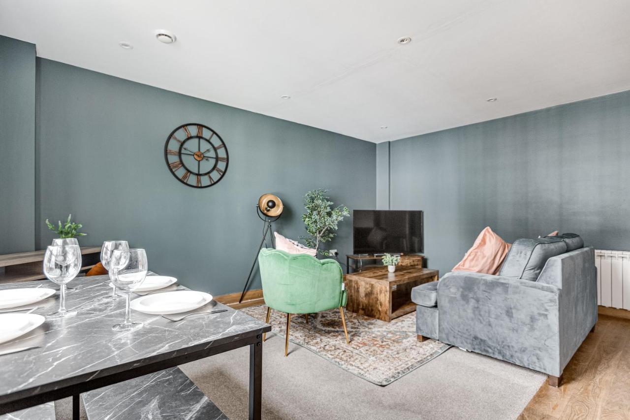 Homely 2 Beds Apt Up To 5 Guests-Wifi By Tent Serviced Apartments Chertsey Εξωτερικό φωτογραφία