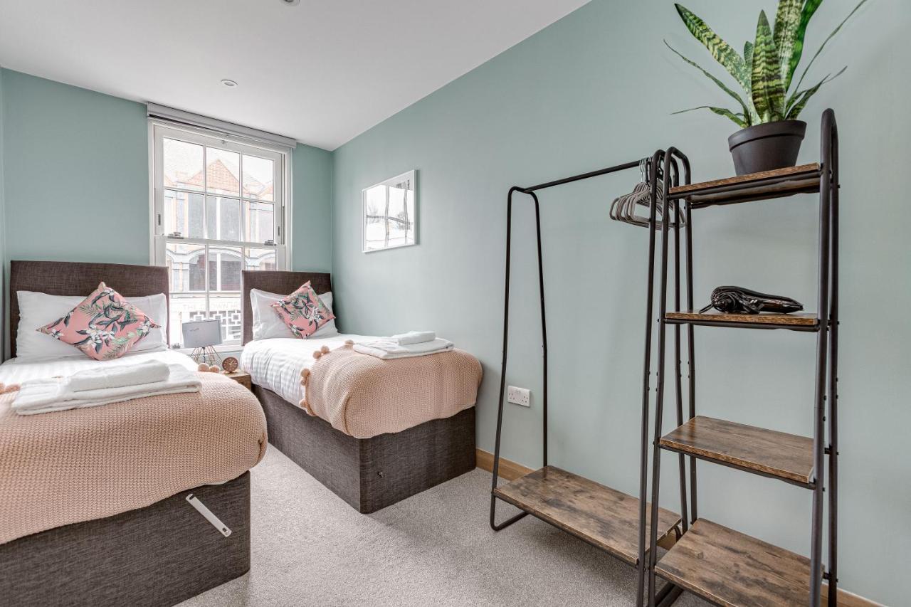 Homely 2 Beds Apt Up To 5 Guests-Wifi By Tent Serviced Apartments Chertsey Εξωτερικό φωτογραφία